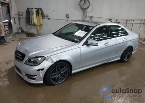 2014 Mercedes-Benz C 300 Sport 4Matic z USA, uszkodzony, nr VIN WDDGF8AB4EG171365